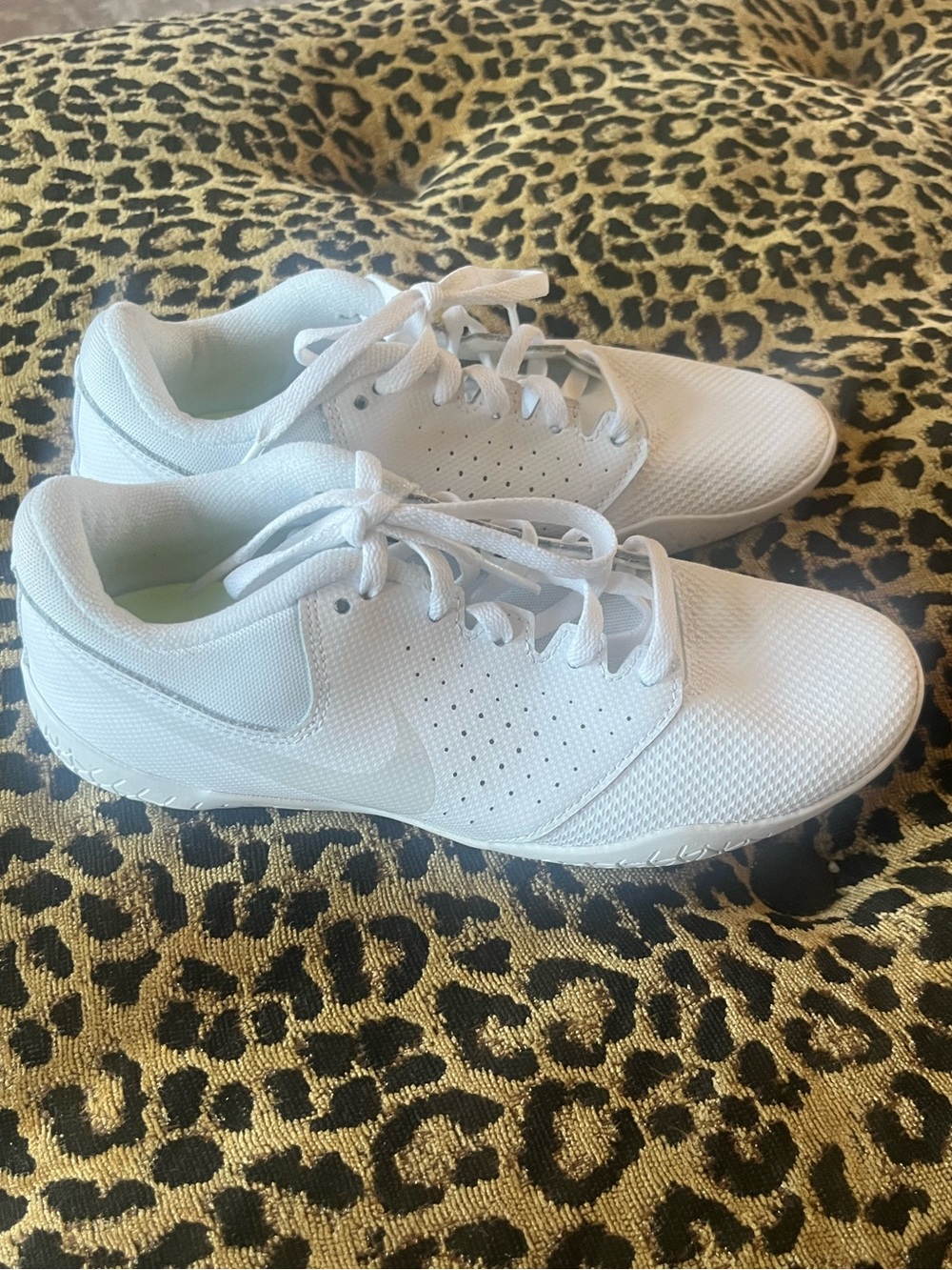 Nike Womens Cheer Sideline IV 943790-100 White Running Shoes Sneakers Size 5